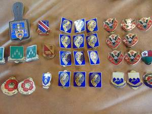 lot 3304 image: Assortment of Military Pins