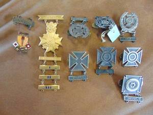 lot 3305 image: Assortment of Military Pins