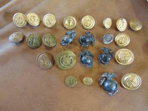 lot 3306 image: Assortment of Military Pins
