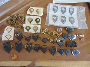 lot 3309 image: Assortment of Military Pins