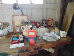 lot 3314 image: Contents of Half the TableTop - Auction Items that have not been picked up