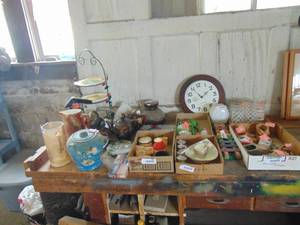 lot 3315 image: Contents of Half the TableTop - Auction Items that have not been picked up