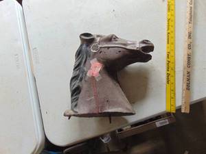 lot 3317 image: Concrete Horse Head
