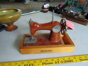 lot 3335 image: Childresn Sewing Machine - Toy - USSR