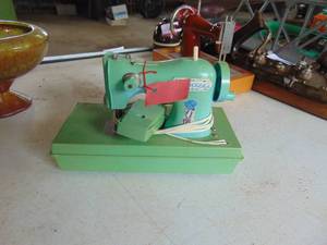 lot 3336 image: Childrens Sewing Machine - Toy - Holly Hobbie