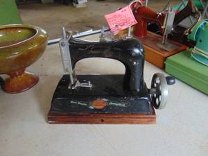 lot 3337 image: Childrens Sewing Machine - Toy - Metal