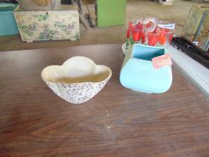 lot 3349 image: Pair of Planters