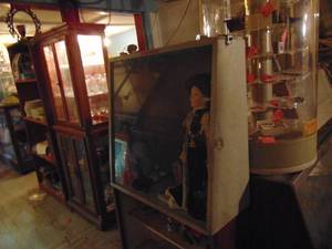 lot 3357 image: Knife Display Case with Contents