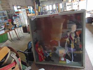 lot 3357 image: Knife Display Case with Contents