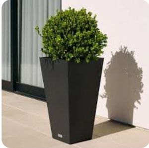 lot 20684 image: Veradek 24 Midland Planter - Retail $75
