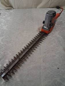lot 16 image: Black & Decker U-272 Deluxe Shrub & Hedge Trimmer