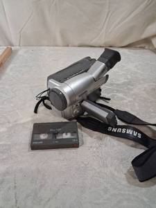 lot 93 image: Samsung SCL540 8mm Video Camcorder with Maxell Tape and Strap.