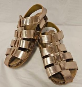 lot 192 image: Wonder Nation Girls Metallic Gold Fisherman Sandals Size 9 (Childrens)&nbsp