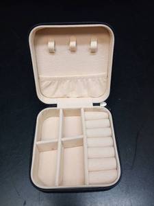 lot 1033 image: Compact Travel Jewelry Organizer Case - Retail $18