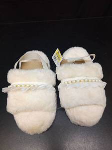 lot 1157 image: Girls Fluffy Slippers with Pearl and Bow Detail - Retail $10