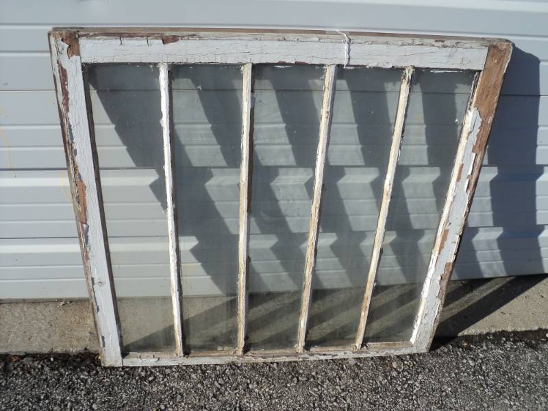 lot 4295 image: 5 lite sash style window, wooden frame 32 x 31-12