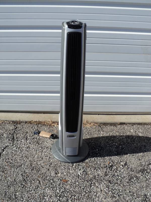 lot 4304 image: Lasco Oscillating tower style Fan, used- works