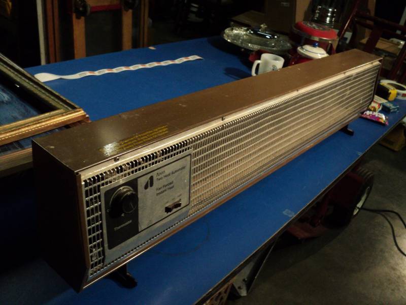 lot 4332 image: Arvin Two Heat Automatic Fan Forced instant heat heater, used powers on, works