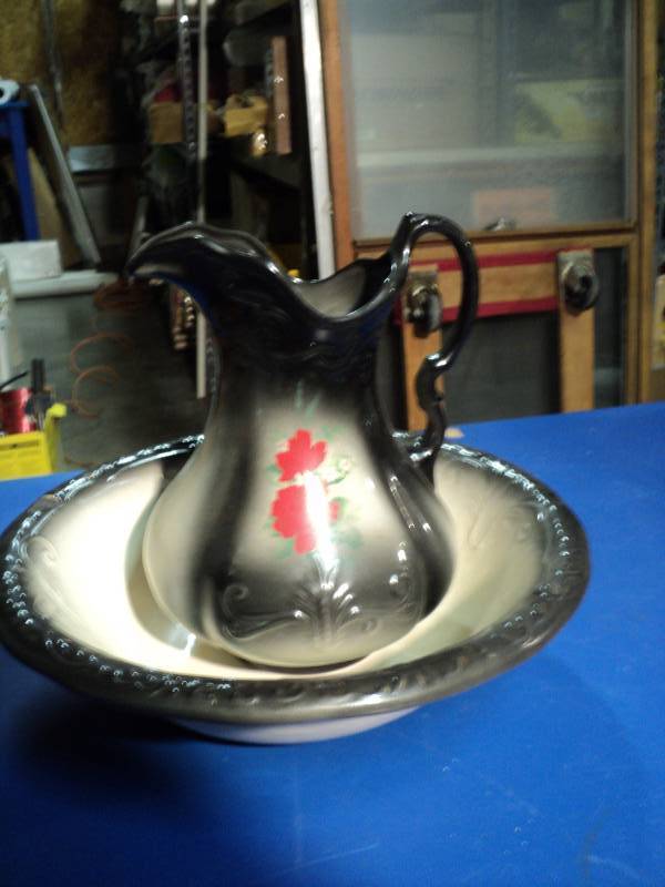lot 4352 image: Ironstone 12 pitcher and 16 diameter Basin