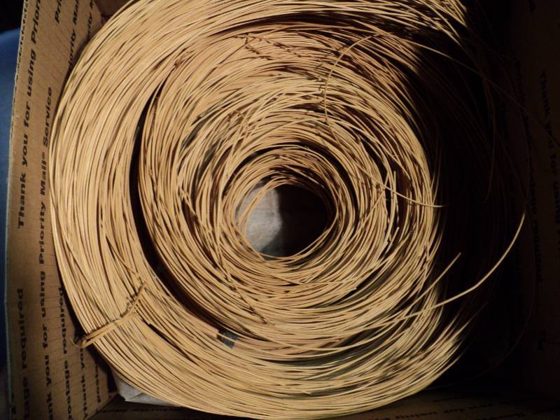 lot 4371 image: Mixed lot reed caning assorted styles and widths, unmarked, for basket weaving and crafts