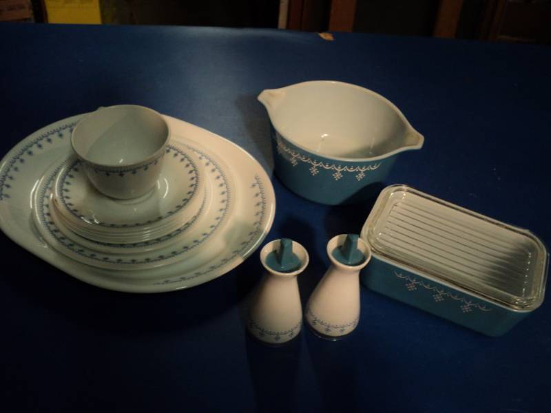 lot 4372 image: (10) piece lot Pyrex and Corelle dishes, Snowflake Garland pattern