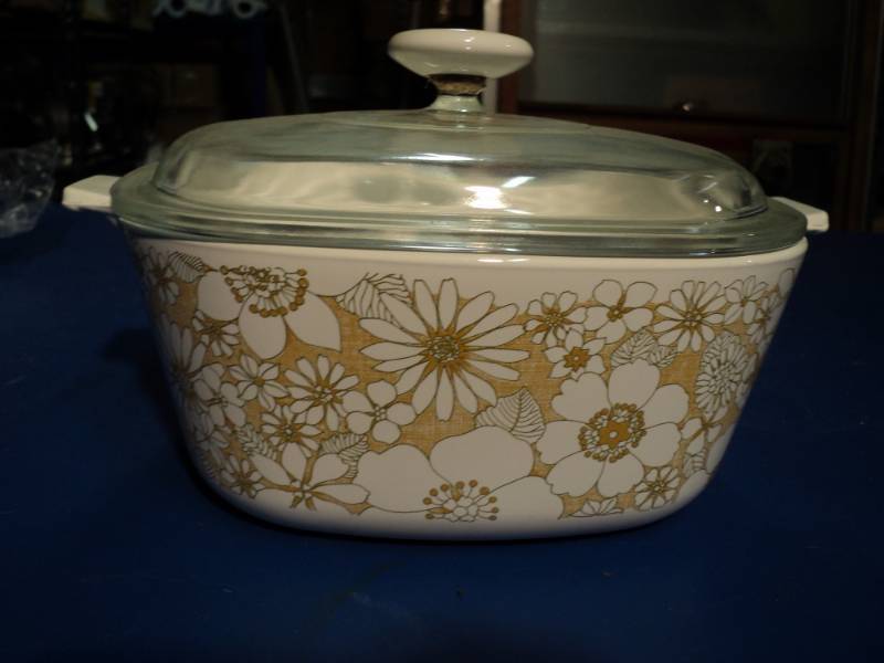 corningware casserole dish with lid