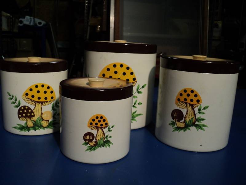 lot 4393 image: 4- piece Vintage Canister set Sears and Roebuck 1977, plastic, Mushroom