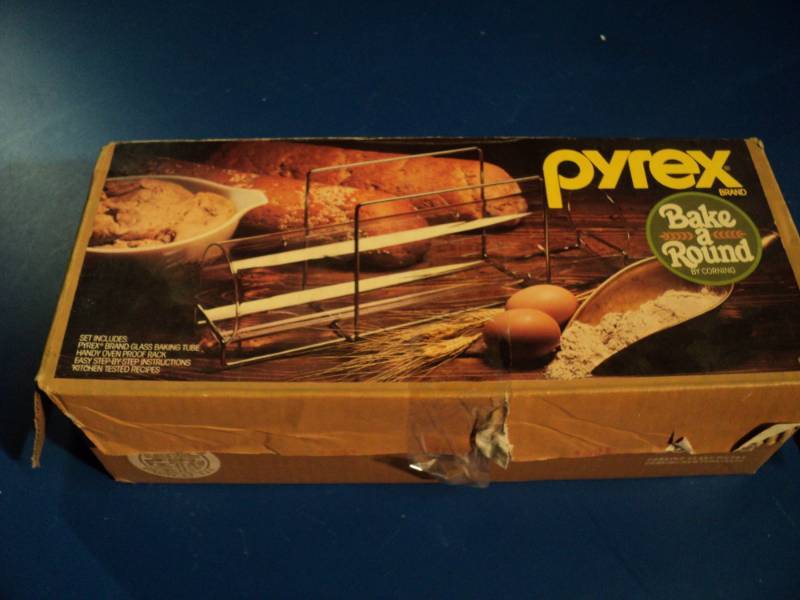 lot 4395 image: Pyrex Bake -A-Round glass baking tub, open box