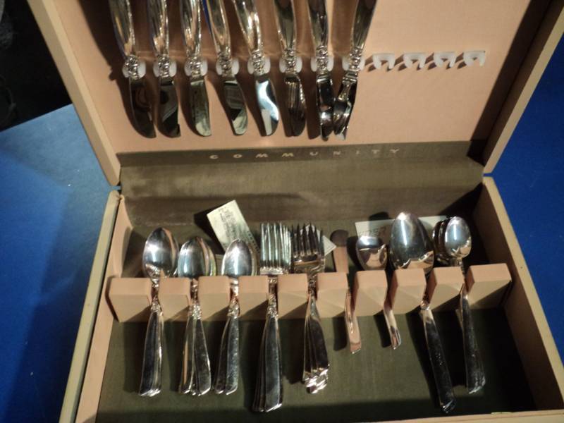 lot 4400 image: Vintage Oneida Community Silver Plate, 60 piece, service for 8 plus serving utensils, original box South Seas  Pattern
