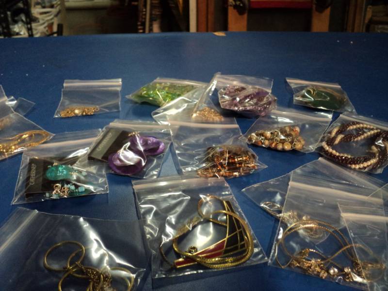 lot 4402 image: Mixed lot of new and used jewelry, necklaces, 18 pieces