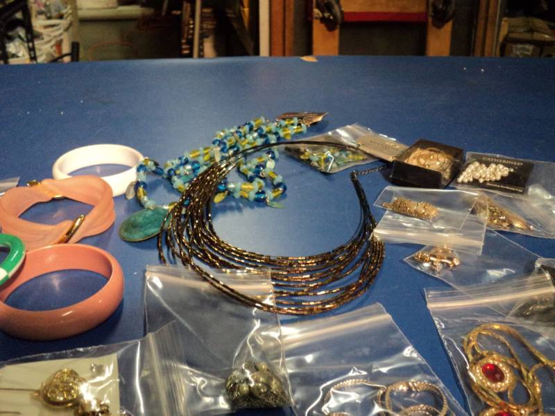 lot 4403 image: Mixed lot of new and used jewelry, necklaces, earrings, 18 pieces