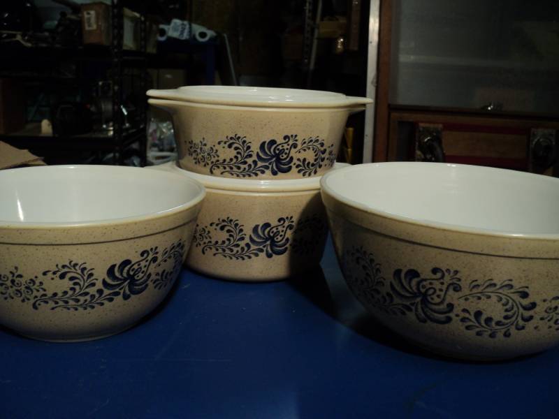 lot 4408 image: (4) piece Pyrex Homestead Pattern, (2) bowls, (2) Casseroles with lids