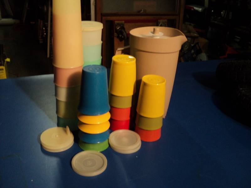 lot 4425 image: Mixed lot Tupperware Pitcher and Tumblers, assorted sizes, styles and colors, over 20 pieces