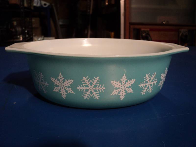 lot 4426 image: Pyrex 1-12 quart Casserole Snowflake Pattern