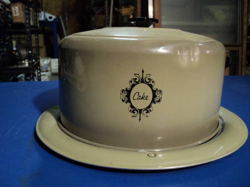 lot 4440 image: Aluminum Cake Carrier, Cake Green, West Bend Brand, small dent in the top
