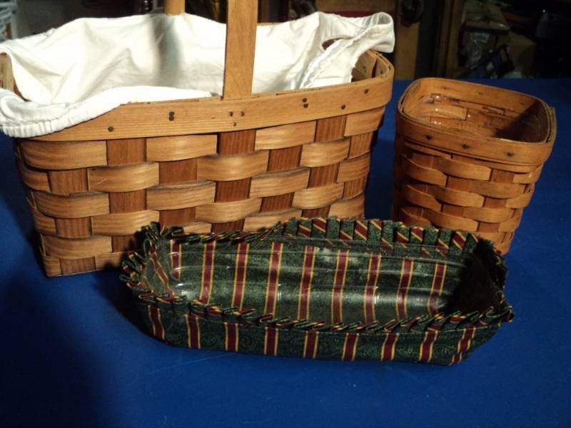 lot 4441 image: (3) ct. mixed lot Baskets and liner (1) Large Basket with cloth liner, Basketville, (1) small Longaberger Basket with plastic liner, (1) Longaberger cloth liner with plastic liner