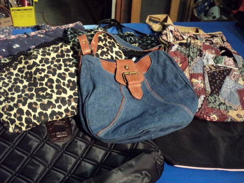 lot 4446 image: (8) ct. mixed lot Large purses and tote bags, assortment of styles, brands and colors