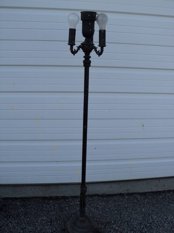 lot 4451 image: Metal Floor Lamp, 4- light, no top shade 56-12 tall, tested, works