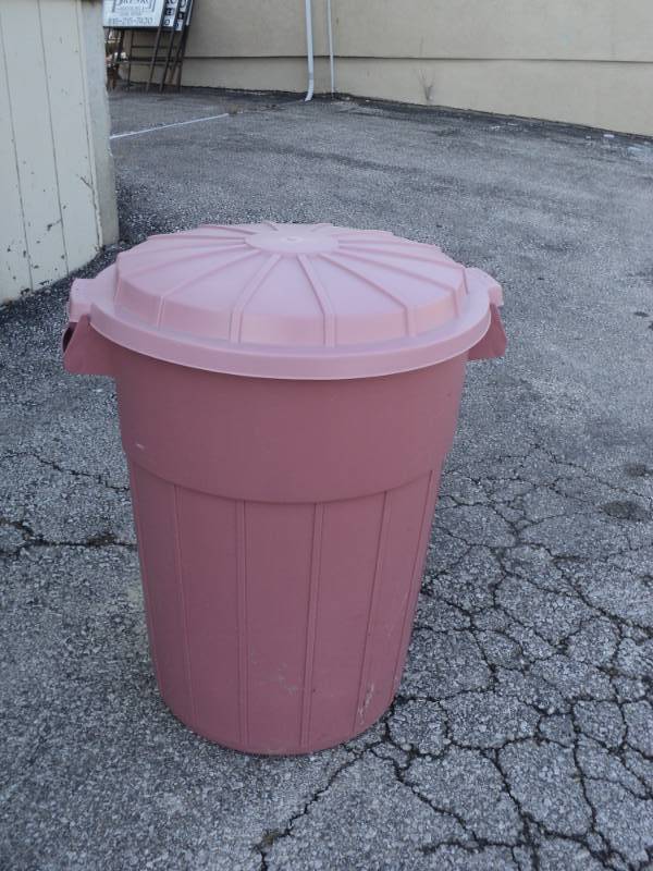 lot 4456 image: 33 gallon Mauve trashcan with Pink lid