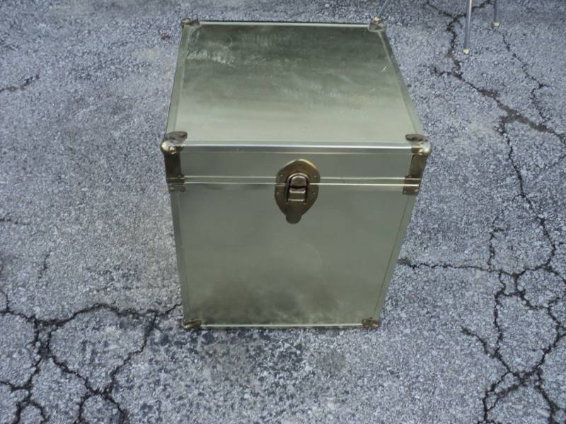 lot 4465 image: Gold Colored Trunk, 16 x 16 x 19-12