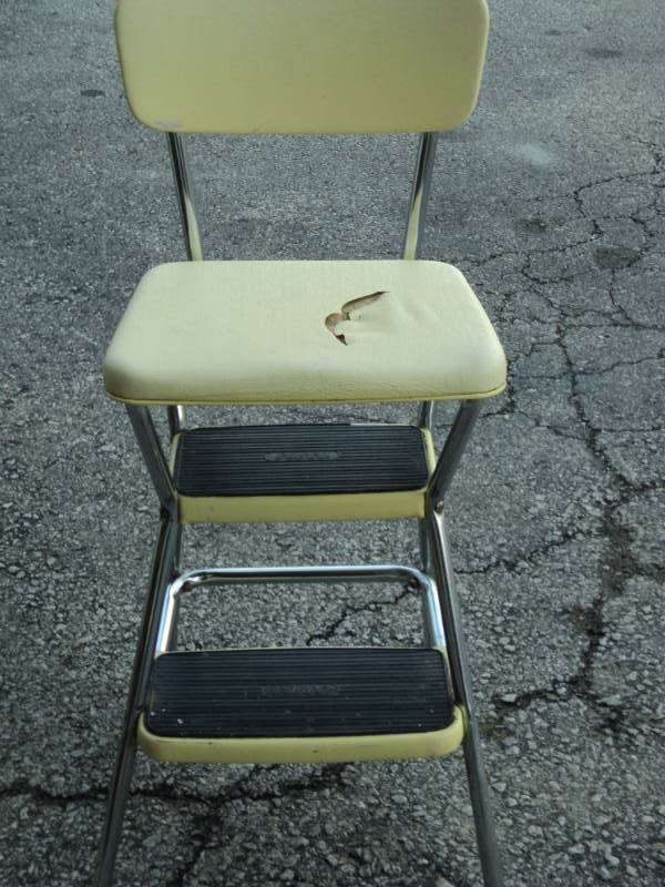 lot 4466 image: Cosco highchair step stool, yellow, 19 x 12 x 30