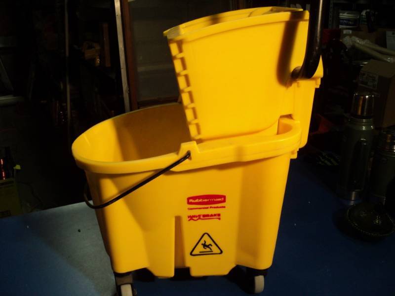 lot 4473 image: Rubbermaid Wave Brake 26 quart Mop bucket