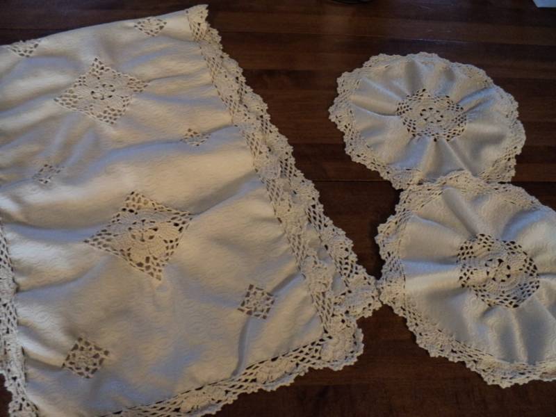 lot 4495 image: (3) piece lot (1) table runner, 66 x 13 and (2) matching doilies