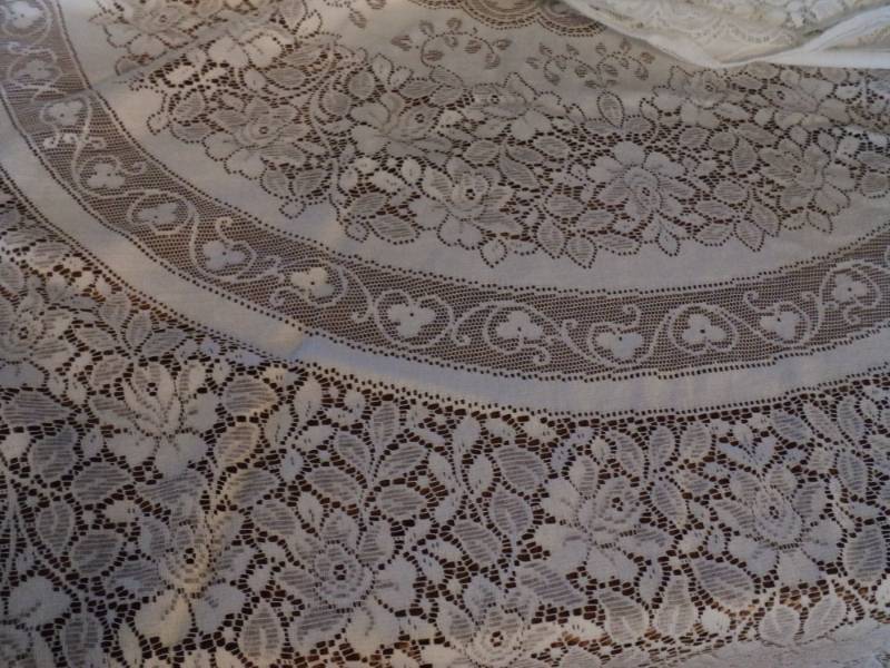 lot 4498 image: Oval Lace Table Cloth 84 x 60