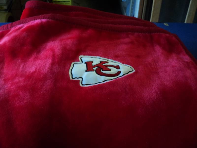 lot 4521 image: Large Red Chiefs Blanket, Polyester Acrylic Cotton Blend, 78.74 x 94-12
