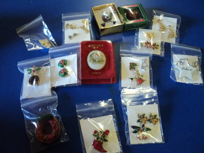 lot 4404 image: Mixed lot new and used Christmas pins, 20 pieces