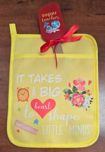 lot 479 image: Super Teacher Kitchen Pot Holder and Spatula Set-It Takes  Big Heart to Shape Little Minds - Retail $8