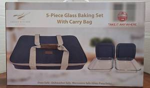 lot 535 image: Chalet Kitchen 5-Piece Glass Baking Set with Carry Bag Retail $26 - Retail $25