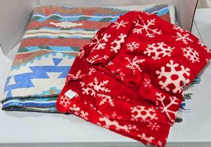 lot 548 image: Blanket & throw