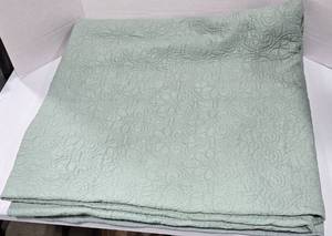 lot 550 image: King Size Sage Green Floral Quilted Bedspread, good condition